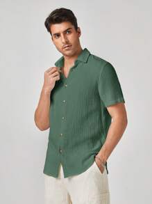 Manfinity BRENVOR 男士梭织纯色单排扣休闲短袖衬衫男绿色衬衫男纹理衬衫男网纱衬衫男开放式针织衬衫男纹理衬衫男网纱衬衫男棉质衬衫男短袖衬衫 - 墨綠色 - 查看 4