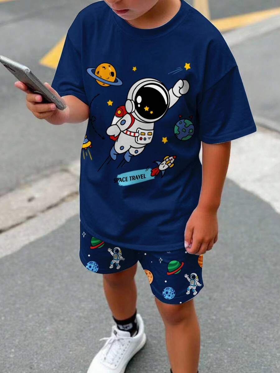 SHEIN 2 件宇航员太空主题印花青少年男孩休闲圆领 T 恤上衣和短裤,适合夏季、图书馆、玩耍、闲逛 - 彩色 - 查看 1