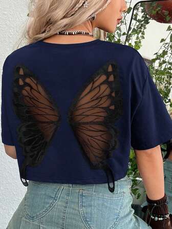 Fairycore قميص تي شيرت نسائي بأسلوب هيبي مع تصميم فراشة من الشبك والرقعات، لون أزرق داكن للمقاسات الكبيرة