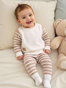 SHEIN 男婴两件套套装 - 柔软针织条纹白色和卡其色毛衣和裤子，适合休闲外出、旅行、度假、居家、日托和玩耍 - 卡其色 - 查看 4