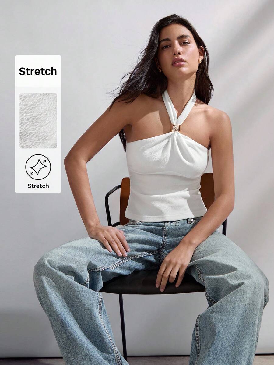 Maija 白色镂空金属装饰吊带背心，简约百搭，是女士秋冬、万圣节、圣诞节和新年必备的时尚单品。