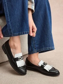 Rosivie Sepatu Loafer Kasual Wanita dengan Desain Rumbai dan Warna Kontras untuk Pemakaian Sehari-hari - Hitam - View 2