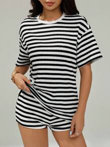 SHEIN PETITE مجموعتان/ بلوزة كاجوال قصيرة الأكمام ذات شريط أسود وأبيض وشورت