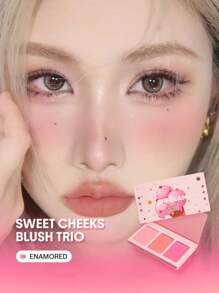 SHEGLAM Sweet Cheeks Blush Trio-Enamored 三色粉狀腮紅盤 持久高顯色無毛孔霧面腮紅 全天腮紅 粉紅玫瑰腮紅 品牌 美容 化妝 化妝品 適合女性與女孩 完美搭配冬季春季 Y2K 時尚 流行 生日禮物 假期 派對準備就緒 最佳顏色 - Enamored - 查看 1