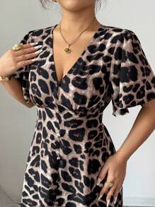Selianne Elegantes, schickes, minimalistisches Damen Lässig Kleid in hochwertiger Stil, geeignet für Büro, Pendeln, Strand, Musikfestival, Nachmittagstee, französischer Riviera Stil, mit Leopard Muster, V-Ausschnitt, Taillenband, Knopfverzierung, A-Linie Saum, Schlitz, Puffärmel, knielang