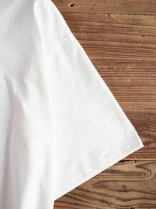 Manfinity Joysei 清爽鸡尾酒和树叶装饰优雅字母男士标准白色圆领 T 恤，休闲时尚