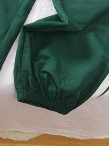 Genkimix Kids Nuevo Set de pantalones sueltos con cuello en V, manga larga y estampado de letras, estilo energético para niños preadolescente, diseño acanalado en negro y blanco con impresión de letra significativa, tela suave y cómoda, versátil y de moda, adecuado para la escuela y el patio de juegos