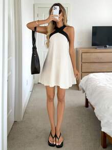 Vestido mini casual de mujer con cuello halter anudado, sin mangas, con bloques de color. Vestido versátil y ajustado para uso diario en verano - Albaricoque - Ver 2