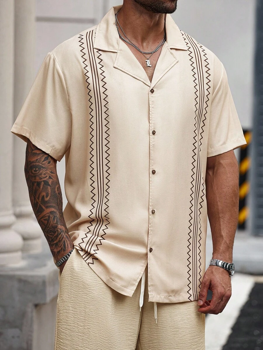 Manfinity Homme 大码男士波浪条纹翻领短袖衬衫和短裤休闲套装 - 杏色 - 查看 1