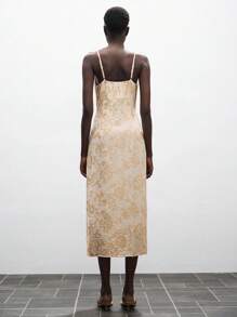 Lumivelle 夏季复古优雅杏色V领吊带中长连衣裙，配有实用纽扣前襟和优雅高开衩，适合大学校园穿着。