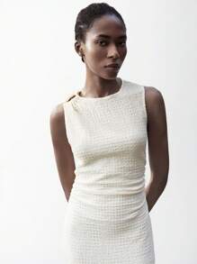 Maija 女士米色褶皱肩部金属装饰纽扣连衣裙，现代都市时尚修身圆领无袖不对称褶皱腰中长连衣裙，优雅女士办公室休闲装 - 杏色 - 查看 4