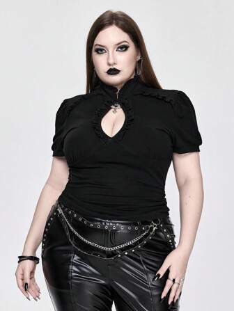 Goth Camiseta ajustada de talla grande con escote bajo y colgante cruzado gótico negro