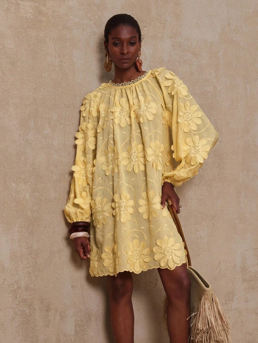 SHEIN Privé VITNOS 春夏优雅度假海滩重工刺绣3D花卉黄色圆领荷叶边拼接宽松灯笼袖女短裙 - 黃色 - 查看 1