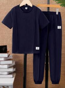 2 件套男童休闲日常运动宽松圆领短袖纯色 T 恤，带英文字母图案和松紧腰宽松裤，返校装