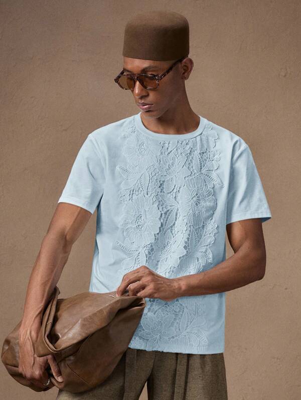 AKNOTIC Business Casual Men's White Floral Applique Knit Casual Slim Fit Stretchy Short Sleeve T-Shirt, Suitable For Summer, Vacation, Daily Wear, Party, Couple Matching, Men's Gift