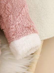 SHEIN 1. 新生女宝宝可爱毛绒耳朵连帽菱形印花拉链长袖连体衣，带3D刺绣兔子贴片，秋冬粉色纯色蓬松连帽长袖连体衣