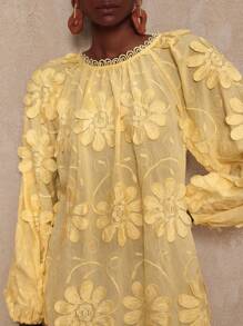 SHEIN Privé VITNOS 春夏优雅度假海滩重工刺绣3D花卉黄色圆领荷叶边拼接宽松灯笼袖女短裙 - 黃色 - 查看 8