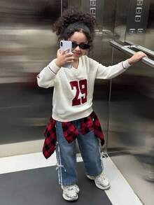 SHEIN 女童宽松V领镂空针织毛衣，饰有数字图案，适合母女、姐妹、女孩穿着，是返校季校服的理想之选，也是90年代复古风V领毛衣，适合秋冬季穿着。 - 白色 - 查看 4