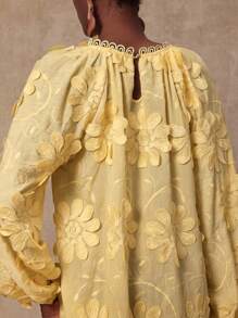 SHEIN Privé VITNOS 春夏优雅度假海滩重工刺绣3D花卉黄色圆领荷叶边拼接宽松灯笼袖女短裙 - 黃色 - 查看 6