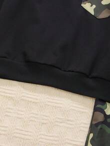 SHEIN 2件套男童休闲运动街头迷彩口袋连帽衫+迷彩裤，适合日常穿着、上学、郊游、运动、春夏季节。为小男孩提供多种搭配选择，设计简约时尚，穿着舒适。这套服装将是返校季小男孩衣橱中实用又时尚的选择。