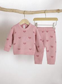 SHEIN Playful Pals 两件套粉色女婴毛衣套装 - 圆领爱心提花上衣+裤子，时尚甜美女婴爱心套装两件套冬季女婴针织保暖套装秋冬季女婴服装冬季套装女婴秋季服装秋季服装冬季服装女婴秋季毛衣套装可爱女婴长款粉色针织毛衣和裤子套装，圆领设计粉色爱心针织毛衣套装