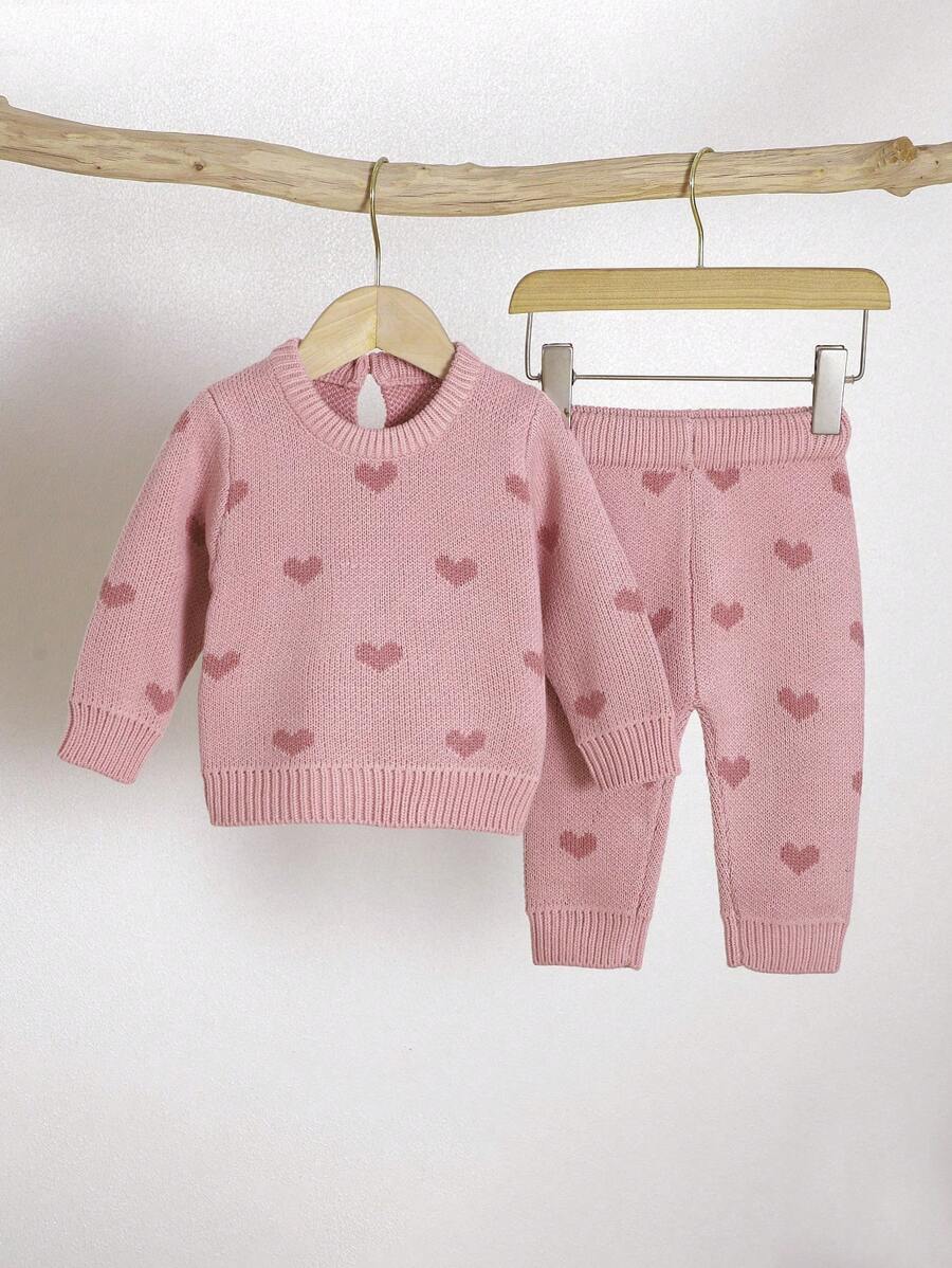SHEIN Playful Pals 两件套粉色女婴毛衣套装 - 圆领爱心提花上衣+裤子，时尚甜美女婴爱心套装两件套冬季女婴针织保暖套装秋冬季女婴服装冬季套装女婴秋季服装秋季服装冬季服装女婴秋季毛衣套装可爱女婴长款粉色针织毛衣和裤子套装，圆领设计粉色爱心针织毛衣套装