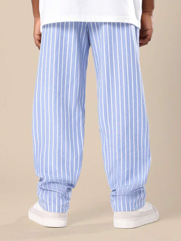신축성 허리와 로고 디자인의 스트라이프 조거 팬츠
