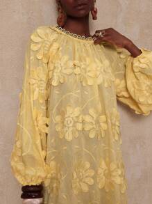 SHEIN Privé VITNOS 春夏优雅度假海滩重工刺绣3D花卉黄色圆领荷叶边拼接宽松灯笼袖女短裙 - 黃色 - 查看 7