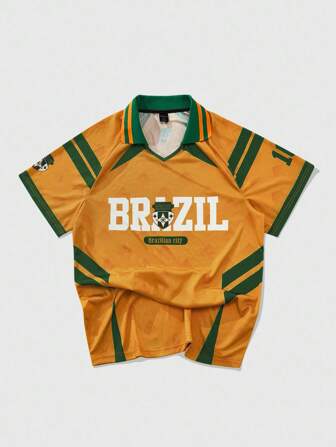 Prep Camiseta polo deportiva de fútbol brasileño para hombres, insignia texturizada casual estadounidense de estilo callejero de futbol americano con manga corta de color contrastante en inglés. Es una camiseta deportiva con cuello en V de mangas cortas de verde con un diseño de texto blanco prominente en el pecho, claramente - La palabra "BRAZIL" en letras blancas grandes con bold, con decoraciones amarillas que incluyen rayas en los puños y hombros, así como un logotipo amarillo en la Top izquierda y el hombro. Estilo moderno cerca del estilo de limpiar el tobillo izquierdo.