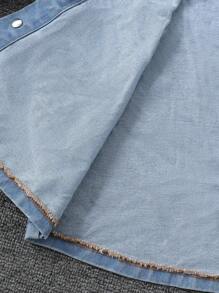 男童休闲宽松连帽牛仔拼接夹克，适合春秋季日常通勤、上学、户外活动穿着，是秋冬季的时尚穿搭之选。