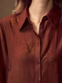 MOTF PREMIUM Camisa casual de manga larga con botones de rhinestones para mujer - Color caoba - Ver 1