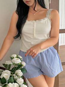 Dazy Plus 大码两件套撞色蕾丝吊带背心和条纹短裤睡衣套装、家居服、服装 - 白色 - 查看 1