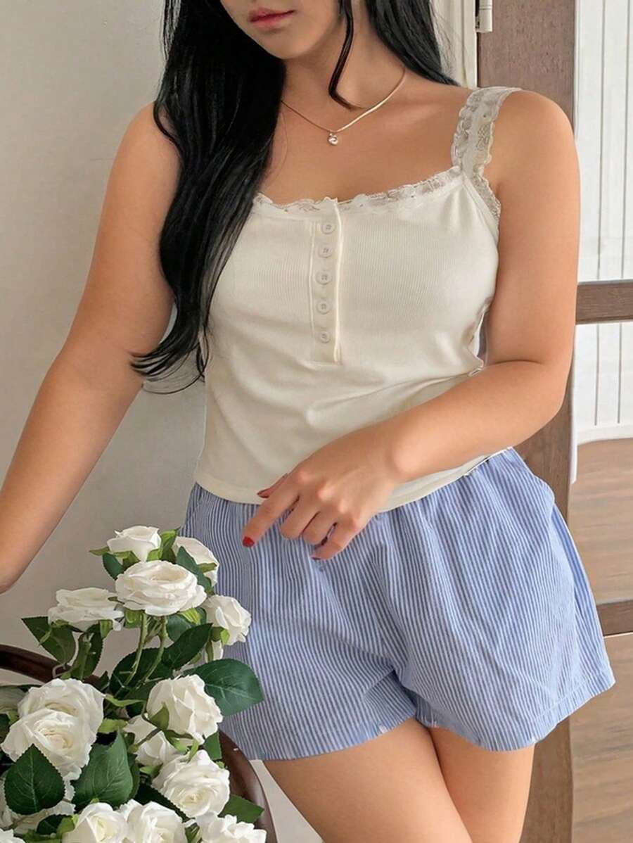 Dazy Plus 大码两件套撞色蕾丝吊带背心和条纹短裤睡衣套装、家居服、服装 - 白色 - 查看 1