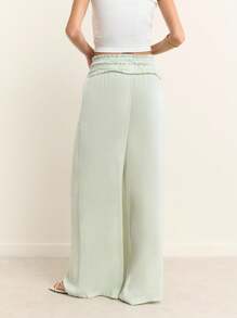 Nöista 浅绿色夏季阔腿裤，高腰褶饰，荷叶边。轻盈飘逸，适合温暖天气，是夏季装扮、旅行日或轻松惬意的7月4日造型的完美之选。