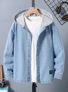 男童休闲宽松连帽牛仔拼接夹克，适合春秋季日常通勤、上学、户外活动穿着，是秋冬季的时尚穿搭之选。