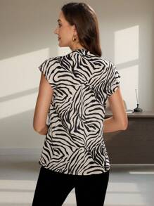 Editum 斑馬條紋缺口領蝙蝠袖襯衫