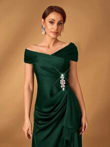 Serin 优雅缎面露肩褶皱 A 字形不对称荷叶边下摆连衣裙，适合晚会、庆典、婚礼、新娘母亲正式服装 - 墨綠色 - 查看 2