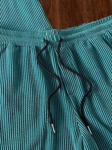 Manfinity VCAY Set de 2 piezas de camiseta de manga corta holgada casual de punto y pantalones cortos rectos de cintura elástica para hombre, cosas de pareja - Verde Oscuro - Ver 5