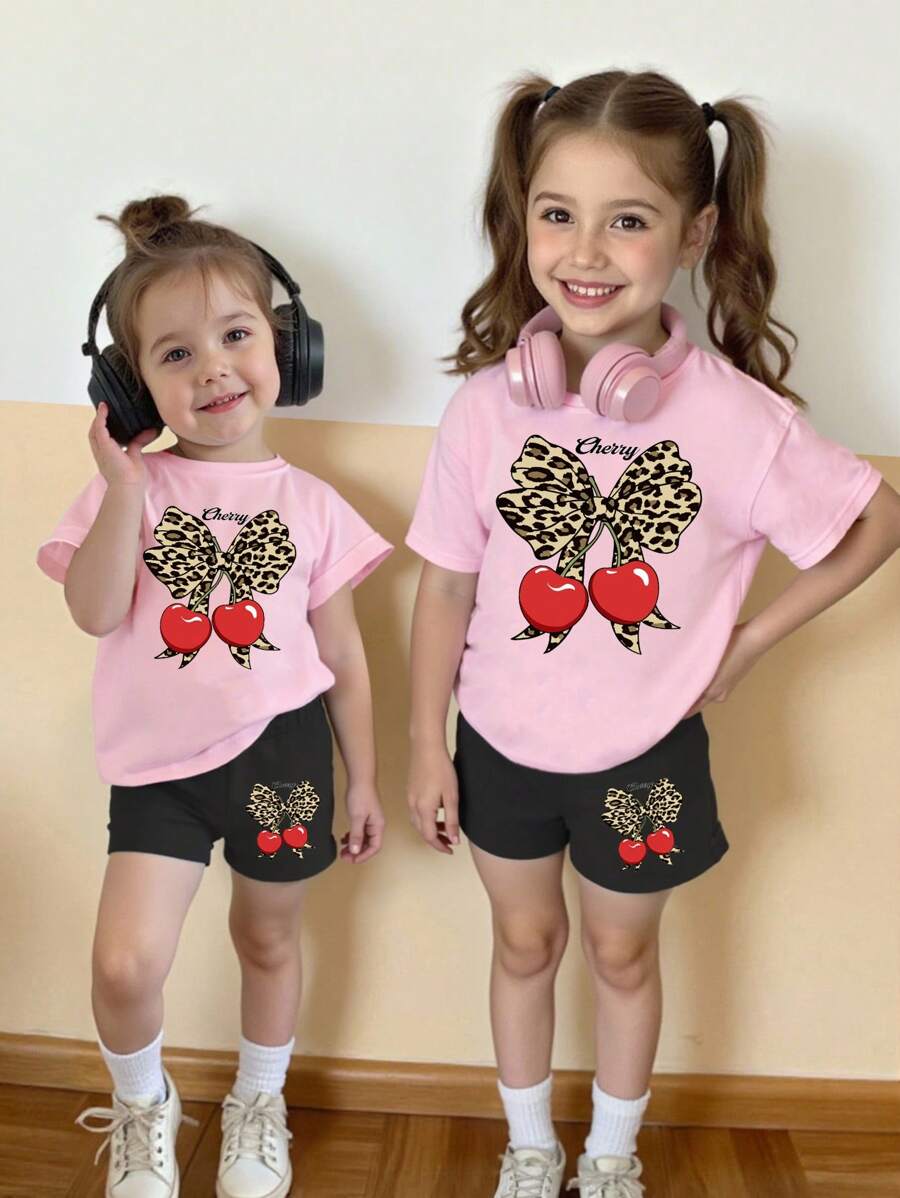 SHEIN Kleine Mädchen 2 Stücke Lässig Kirsch- und Leoprint Schleife Dekor Kurzarm T-Shirt und Shorts Set - Verschiedenfarbig - Übersicht 1