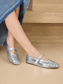 MOTF PREMIUM PU皮镂空平底鞋 - 銀色 - 查看 4