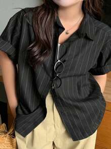 Dazy Plus Camisa negra casual de manga corta holgada con cuello a rayas