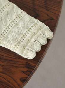 SHEIN 这款女婴针织开衫是一款精致可爱的婴儿外套。柔和的乳白色外观清新优雅。精致的镂空蕾丝图案营造出几何水钻图案。V领设计和前扣开合，方便穿脱和更换尿布。长袖袖口饰有蕾丝花边。 - 米色 - 查看 4