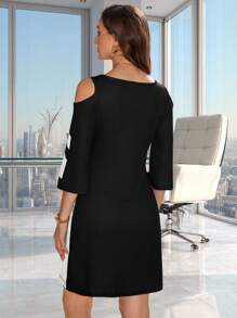 SHEIN Clasi 女式優雅露肩船領連衣裙，黑白對比色和玫瑰花紋印花圖案