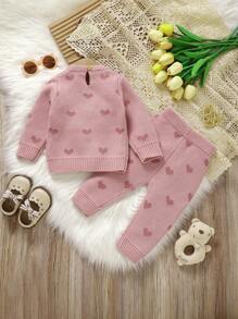 SHEIN Playful Pals 两件套粉色女婴毛衣套装 - 圆领爱心提花上衣+裤子，时尚甜美女婴爱心套装两件套冬季女婴针织保暖套装秋冬季女婴服装冬季套装女婴秋季服装秋季服装冬季服装女婴秋季毛衣套装可爱女婴长款粉色针织毛衣和裤子套装，圆领设计粉色爱心针织毛衣套装