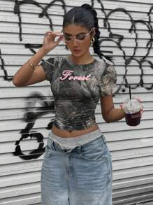 SHEIN EZwear Vintage Street-Style Tight Forest Tree Branch Camo Pattern Pink Letter Full Print Cropped Top - White - View 3