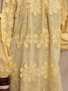 SHEIN Privé VITNOS 春夏优雅度假海滩重工刺绣3D花卉黄色圆领荷叶边拼接宽松灯笼袖女短裙 - 黃色 - 查看 9