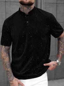 Manfinity Homme Chemise polo à manches courtes noire pour hommes avec imprimé scintillant et boutons devant. Chemise à strass pour hommes, chemise scintillante pour hommes, chemise à paillettes pour hommes, chemise noire à strass pour hommes, chemise pailletée pour hommes - Noir - Voir 1