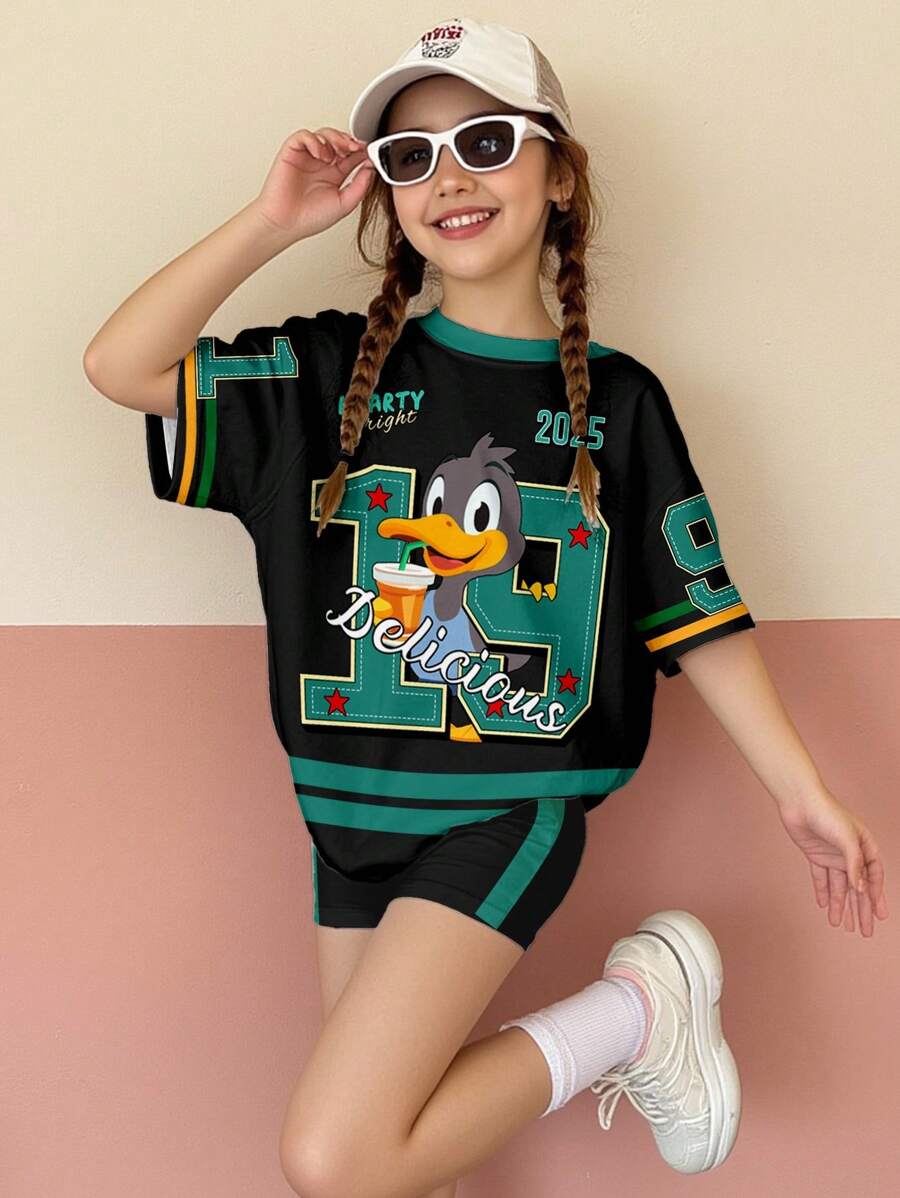 SHEIN 2 件复古街头运动衫风格橄榄绿色卡通数字 19 字母图案拼色条纹青少年女孩休闲宽松圆领短袖 T 恤和紧身自行车短裤套装，适合夏季，轻松舒适，秋季分层，时尚儿童，休闲装，儿童图案服装，返校，秋季服装青少年女童衬衫鸭子 2 件女孩套装休闲卡通印花衬衫袖 T 恤和短裤适合夏季青少年服装女孩卡通服装