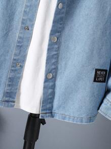 男童休闲宽松连帽牛仔拼接夹克，适合春秋季日常通勤、上学、户外活动穿着，是秋冬季的时尚穿搭之选。