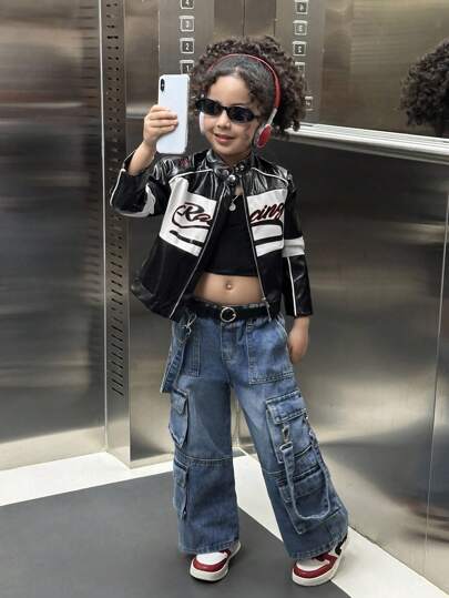 SHEIN 年轻女孩撞色英文图案短款仿皮夹克赛车夹克机车夹克，适合秋冬季嘻哈风格穿着。